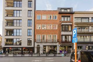Op zoek naar een huurappartement op een centrale locatie in Kortrijk? Dit appartement op de 2de verdieping in Waterpoort ligt op een interessante locatie, op korte afstand van het stadscentrum en de nodige voorzieningen.<br /><br />Via de trap naar het 2de verdiep bereik je de leefruimte met aansluitende keuken, uitgerust met oven, vaatwasser en koelkast. Vanuit de leefruimte heb je toegang tot het terras van 10 m².<br /><br />Aan de voorzijde bevinden zich 2 slaapkamers. Achter de keuken leiden enkele trappen naar een tussenruimte die kan dienen als berging of bureauruimte. Aansluitend bevindt zich de derde slaapkamer met een badkamer voorzien van bad, douche, lavabomeubel, toilet en aansluiting voor de wasmachine.<br /><br />Op het verdiep tussen de eerste en tweede verdieping is er bovendien een afzonderlijke buitenberging voor extra stockage.<br /><br /><br />Waarom dit aanbod overwegen?<br /><br />✔ Centrale ligging in Kortrijk<br />✔ Terras van 10 m²<br />✔ Extra buitenberging<br />✔ Geen syndickosten<br /><br />Beschikbaar vanaf 15 november 2026.<br /><br />Geïnteresseerd? Vul eenvoudig het contactformulier in en we nemen spoedig contact met je op.