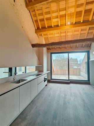 Luxe duplex loft op de tweede verdieping met 2(+1) slaapkamers, ruim terras en optioneel een staanplaats, gelegen in het centrum van Maaseik. In het...