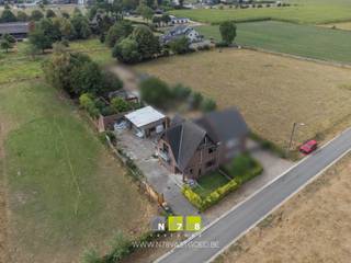 <span><strong>TE RENOVEREN HALFVRIJSTAANDE WONING MET 4 SLAAPKAMERS OP EEN PERCEEL VAN 10A91CA TE DILSEN-STOKKEM (ROTEM)<br /><br />TROEVEN<br /></strong>- Zeer landelijk en rustig gelegen. <br />- Mogelijk te renoveren naar je eigen droomwoning!<br />- Elektriciteit is conform! <br />- Ideale levensloopwoning: badkamer en slaapkamer op het gelijkvloers!<br />- Slaapkamer met balkon en een prachtig weids uitzicht! <br />- Mogelijkheid tot het afbreken van 2 schuren. Ideaal voor de uitbreiding van uw tuin!<br />- Dit pand is momenteel verhuurd. <br /><strong><br />KELDERVERDIEPING -01<br /></strong>- Kelderruimte ((6,40m x 7,60m) + (2,80m x 2,40m) = 55,36m²): deur naar de tuin, betonvloer. <strong><br /><br />GELIJKVLOERS 00<br /></strong>- Inkomhal (2,60m x 2,50m = 6,50m²): trap naar de eerste verdieping, tegelvloer. <br />- Eetplaats/woonkamer (5,00m x 3,60m = 18,00m²): novilon. </span><br /><span>- Keuken (3,50m x 6,00m = 21,00m²): ingerichte keuken in af te werken staat met lades, kasten, oven, koelkast, vriesvak, oven, vaatwasser, keramische kookplaat, tegelvloer. </span><br /><span>- Badkamer (1,90m x 3,00m = 5,70m²): spoelbak, aparte douche met wandbetegeling, zittoilet, aansluiting wasmachine, tegelvloer. </span><br /><span>- Slaapkamer 1 (3,70m x 3,70m = 13,69m²): ook mogelijk in te richten als bureau, pvc vloer. </span><br /><br /><span><strong>VERDIEPING</strong> <strong>+01 00</strong></span><br /><span>- Overloop ((2,50m x 1,00m) + (1,00m x 2,60m) = 5,10m²): trap naar het gelijkvloers, luik naar de zolder, tapijt.<br />- Slaapkamer 2 (3,70m x 3,80m = 14,06m²): tapijt. <br />- Slaapkamer 3 (3,60m x 4,15m = 14,94m²): muurkasten, schuifdeur naar balkon, tapijt. <br />- Slaapkamer 4 (3,70m x 6,25m = 23,13m²): muurkasten, tapijt. <br /><br /><strong>ZOLDERVERDIEPING</strong> <strong>+02 </strong><br /></span><br /><span><strong>EXTERIEUR | 2 SCHUREN VOOR AFBRAAK OF RENOVATIE. </strong></span><br /><span><br /><strong>EXTRA INFORMATIE <br /></strong><span>Dit pand kan onderhevig zijn aan de renovatieverplichting die door de Vlaamse overheid wordt opgelegd voor residentiële gebouwen. Alle informatie kunt u terugvinden via https://www.vlaanderen.be/een-woning-kopen/renovatieverplichting-voor-residentiele-gebouwen-vanaf-2023.<br /><br /><strong>TOELICHTING VERHUURDE WONING</strong><br />Deze woning wordt momenteel verhuurd. De koper dient dus rekening te houden met het lopende huurcontract. De huurovereenkomst opzeggen voor eigen bewoning kan van zodra u eigenaar bent en mits een opzegtermijn van 6 maanden. <br />U dient er rekening mee te houden dat de huurder deze termijn krijgt om een nieuwe woonst te zoeken.<br /></span><br />Bekijkt u deze advertentie via een aanverwante vastgoedsite, surf dan zeker naar onze website <strong>www.N78vastgoed.be</strong> voor een uitgebreide beschrijving en foto's. <strong>Meer info: +32 (0)89 86 18 88 of info@N78vastgoed.be.</strong></span>