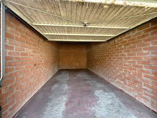 Afgesloten garagebox (N°6) te huur in het centrum van Oostkamp.<br /><br />Afmetingen:<br />- Lengte: 6 meter<br />- Breedte: 2,8 meter<br />- Hoogte: 1,9 meter<br /><br />Algemeen:<br />- Huurprijs: € 90/maand<br />- Onmiddellijk vrij