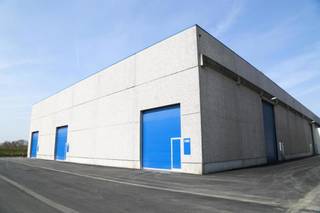 Magazijn Unit C005 - 200m²- 2 parkeerplaatsen- draagkracht vloer 5.000kg/m² (=50kN/m²)- vrije hoogte 9m- 1 sectionaal poort- lichtstaten-...