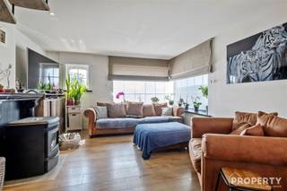 Découvrez cette charmante maison à Deerlijk, idéale pour ceux qui souhaitent combiner confort et style. À l'intérieur, vous trouverez un...