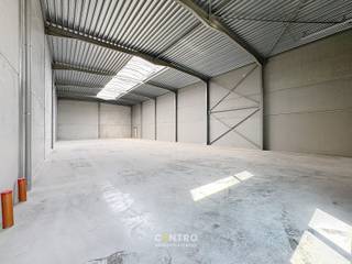 Nieuwbouw KMO-unit met een oppervlakte van 448m². Perfect gelegen op slechts 500m van de N9 en een vlotte verbinding naar de expressweg!<br /><br /><u><strong>Bijzonderheden:</strong></u><br />- Onmiddellijk beschikbaar bij akte!<br />- 6m VRIJE hoogte.<br />- Automatische sectionaalpoort + afzonderlijke toegangsdeur.<br />- Lichtstraat met rookluiken.<br />- Regenwaterpomp aanwezig.<br />- Zekeringkast aanwezig.<br />- Voldoende manoevreerruimte.<br />- Opslagruimte geschikt voor verschillende doeleinden.<br />- Polybetonvloer.<br />- Casco.<br />- <strong>Kleinere en grotere </strong>oppervlaktes beschikbaar.<br />- Inrichten van kantoorruimte is mogelijk dankzij de ramen.<br />- Tevens INTERESSANT als belegging!<br />- Mogelijkheid tot aankoop van parking.<br /><br />De loods maakt deel uit van het gloednieuwe project 'ZONE CENTRUM'. Zeer geschikt voor eigen gebruik en INTERESSANT als belegging! Aarzel niet ons te contacteren voor verdere info en/of een bezoek ter plaatse: 050/70 01 02 - nicolas@centro.be.