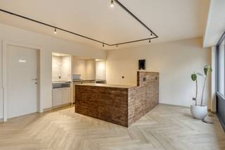 Dit handelspand met woonst te koop is gelegen aan Doornzele Dries in Evergem, een locatie met veel passage van fietsers. Het pand combineert...