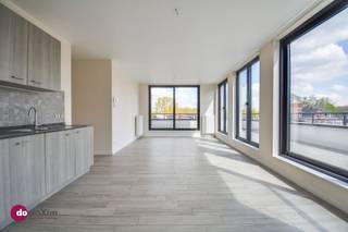<p><span>Lichtrijk appartement met 2 slaapkamers en groot terras in hartje Boortmeerbeek</span></p><p><span> </span></p><p><span>Ben je op zoek naar een instapklaar appartement met een vlotte bereikbaarheid? Ontdek deze parel in het centrum van Boortmeerbeek!</span></p><p><span> </span></p><p><span>De ruime leefruimte met veel natuurlijke lichtinval is een eerste grote troef. De volledig uitgeruste open keuken maakt onderdeel van deze ruimte. Geniet hier van een heerlijke maaltijd of praat gezellig met de gasten terwijl je kookt. </span></p><p><span>Aansluitend aan de leefruimte: het zuid-gerichte terras (rondom), waar je profiteert van het uitzicht over het autoluwe binnenplein. </span></p><p><span> </span></p><p><span>Verder heeft het appartement 2 mooie slaapkamers, waarvan één voorzien is van ingemaakte kasten, en een badkamer met wastafel, toilet en douche. Er is ook een aparte berging met opbergruimte en de aansluitingen voor wasmachine en droogkast.</span></p><p><span>Bovendien zijn 2 fietsenparkings privé aan dit appartement toegewezen.</span></p><p><span> </span></p><p><span>Dit appartement is ideaal gelegen in de dorpskern van Boortmeerbeek.</span><span> </span><span>Vanuit het appartement wandel je naar de school, het treinstation, het gemeentehuis en het dorpsplein op enkele minuten. </span></p><p><span>Daarnaast heb je een vlotte verbinding naar Leuven, Mechelen, Brussel & Antwerpen. </span></p><p><span> </span></p><p><span>Wil jij hier graag wonen? Maak dan snel je afspraak! </span></p><p><span> </span></p><p><span>015 20 36 00 - <span>info@domoxim.be</span></span><span> </span></p><p><span> </span></p><p><span>domoXim. Waar dromen, thuis komen!</span></p><p><span> </span></p><p><span>Ook de waarde van je </span><span>eigen woning</span><span> kennen? Wij geven je graag advies.</span></p><p><span> </span></p><p><span>* Verkoop onder registratierechten *</span></p>