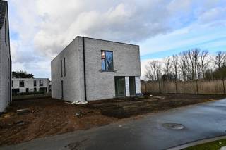 Ruime Open Bebouwing in een nieuwe Verkaveling ! <br /><br />Deze nieuwbouwwoning is gebouwd op een perceel grond van 589 m²  !<br />Indeling : Inkomhal , apart toilet , woonkamer , eetplaats met open keuken , grote berging aansluitend aan de keuken .<br />Verdiep : Nachthal , 4 slaapkamers waarvan 1 met dressing   , ruime badkamer ,  apart toilet . <br /><br />Carport naast de woning voorzien . <br /><br />Deze modere woning is voorzien van Vloerverwarming  met Warmtepomp , Zonnepanelen , ventilatie , regenwaterrecuperatie  !!<br /><br /><br />Plannen en lastenboek te downloaden op onze website .<br />Er is nog inspraak in de afwerking .<br /><br />Maak vrijblijvend een afspraak om deze woning te bezoeken ! <br /><br />KOOP NU EN BETAAL PAS BIJ DE OPLEVERING ! <br /> 