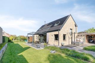 This fully ready-to-move-in home is ideal for those looking for something unique with character and a high-quality finish. With a living area of...
