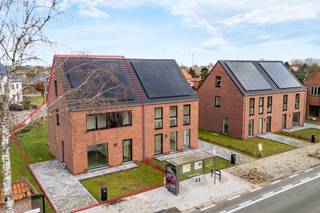 <p><strong>Energiezuinige nieuwbouwwoning, rustig gelegen aan de stadsrand in Geel langs de verbindingsweg naar Mol en vlakbij de Ring rond Geel</strong><br /><br /><strong>INDELING </strong><br /><br /><span>Gelijkvloers: </span><br />• Inkomhal met gastentoilet.<br />• Ruime, lichtrijke leefruimte met plafondhoge ramen, en achterliggend een moderne en volledig geïnstalleerde keuken ( (inductie kookplaat inclusief afzuigkap, combi-oven, vaatwasmachine, ijskast) met voldoende kastruimte . Aansluitend treft men de berging/ technische ruimte aan met daarin de aansluiting voor de wasmachine.<br /><br /><span>1ste verdieping</span><br />De nachthal verleent toegang tot de 3 slaapkamers (12m², 10m² en 9m²) en de badkamer met daarin een douche, ligbad, dubbele lavabo en toilet.<br /><br /><span>2de verdieping</span><br />Via een vast trap komt men in een polyvlante ruimte die verder kan worden ingericht als slaapkamer of hobbyruimte.<br /><br /><span>Tuin </span><br />Het terras van ca 20m² is gericht op het noorden. Verder is er een oprit met plaats voor 2 wagens.<br /><br /><strong><span>BIJZONDERHEDEN </span></strong><br /><br />- Ventilatie C<br />- Regenwaterput<br />- Zonnepanelen <br />- Gunstig E-peil<br />- Vloerverwarming (door warmtepomp) op het gelijkvloers, 1ste verdieping (badkamer)<br />- Onmiddellijk beschikbaar <br />- Raamdecoratie zelf te voorzien door huurder(s)</p>
<p><span><strong>POSITIEVE ASPECTEN<br /></strong></span>- nieuwe woning<br />- energiezuinig<br />- goede ligging<span><strong><br /><br /></strong></span>Grondplannen in bijlage<br />Kosten nutsvoorzieningen (water, elektriciteit, internet) vallen ten laste van de huurder(s)</p>
