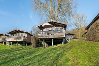Op een fantastische locatie nabij Dinant bevindt zich dit vakantiehuisje met 2 slaapkamers. U bevindt zich hier midden in de natuur met tal van ontspanningsmogelijkheden nabij. <br /><br />Op naar de Belgische Ardennen! Aan de Maas, op de zonnige kant van een heuvel, ligt het gezellige vakantiepark Vallée Les Etoiles. Het is de perfecte plek om lekker te genieten! Maak fijne wandelingen of fietstochten door de groene omgeving, of kies voor een spannende mountainbikeroute. Na je avontuur kun je lekker ontspannen in dit knusse vakantiehuisje. Vanaf de veranda heb je een prachtig uitzicht. Het op het domein beschikbare verwarmde binnenzwembad, de speeltuin, de indoor speeltuin en de animatie zullen zeker in de smaak vallen bij de kinderen.<br /><br />Dit vrijstaande vakantiehuisje is geschikt voor 4 personen. In de gezellige woonkamer vind je een zithoek met een sfeervolle haard en een televisie en is ook een eethoek ingericht. De open keuken is van alle gemakken voorzien, zoals een filterkoffiezetapparaat, een koelkast met vriesvak, een combimagnetron, een vaatwasser en een waterkoker. Het chalet omvat 2 slaapkamers en een badkamer met een douche, een wastafel en een toilet. Buiten is er een omheinde veranda met tuinmeubilair en er is plek om 1 auto te parkeren nabij het huisje.<br /><br />Dit is een uitstekende opportuniteit als u op zoek bent naar een vakantiehuisje op een toplocatie nabij Dinant. Contacteer ons voor meer informatie op 0479/47.09.61 of neem een kijkje op www.boonstravastgoed.be .