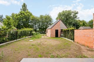 Deze energiezuinige BEN-nieuwbouwwoning is uitstekend gelegen op een absolute toplocatie in Oud-Turnhout. U geniet hier van een rustige, kindvriendelijke omgeving, op korte afstand van het centrum en op wandelafstand van winkels, scholen en openbaar vervoer.<br /><br />Indeling:<br />Bij het betreden van de woning komt u in de inkomhal met apart gastentoilet. De lichtrijke leefruimte biedt plaats aan een gezellige zit- en eethoek en sluit naadloos aan op de volledig ingerichte open keuken, uitgerust met alle hedendaagse kwaliteits- en comforttoestellen. Aansluitend bevinden zich een bijzonder ruime wasplaats/berging en een inpandige garage.<br /><br />Op de eerste verdieping bevinden zich drie volwaardige slaapkamers en een stijlvolle badkamer, voorzien van een inloopdouche, ligbad en dubbele wastafel met badkamermeubel. Op de nachthal is tevens een apart toilet aanwezig.<br /><br />De tweede verdieping vormt een absolute meerwaarde. Deze is bereikbaar via een vaste trap en biedt tal van mogelijkheden. De ruimte kan ingericht worden als twee extra slaapkamers, een hobbyruimte, bureau of polyvalente ontspanningsruimte. Daarnaast bevindt zich hier de volledig afgesloten technische ruimte met de warmtepomp en het ventilatiesysteem.<br /><br />Ook buiten is deze woning volledig afgewerkt. De tuin is ingezaaid met gras en sfeervol aangelegd met siergrassen. Zowel het terras als de oprit zijn volledig aangelegd. Achteraan het perceel bevindt zich bovendien een zeer ruime tuinberging.<br /><br />Prijs:<br />De vermelde prijs is exclusief notariskosten, exclusief 21% btw op het constructieaandeel (€ 350.000) en exclusief 12% registratierechten op het grondaandeel (€ 179.000).<br /><br />Troeven:<br />Energiezuinige BEN-woning<br />Vloerverwarming<br />Warmtepomp<br />10 zonnepanelen<br />Volledig aangelegde tuin, terras en oprit<br />Zeer ruime tuinberging<br />Kindvriendelijke toplocatie nabij centrum, winkels, scholen en openbaar vervoer