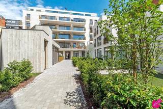 Een nieuwbouwwoning gelegen op het Antwerpse Zuid, vlak bij een gezellige wijk met tal van restaurants en cafés waar u terechtkunt voor een hapje en een drankje. Toch kan men volledig tot rust komen in de stadstuin van het nieuwbouwproject Minnehof.<br /><br />De woning met één slaapkamer en een bewoonbare oppervlakte van 60 m² is ideaal voor een alleenstaande of een koppel en beschikt over een bijhorende parking. Bij het betreden van de woning komt men terecht in de inkomhal, die toegang biedt tot de leefruimte. Het uitzicht op de stadstuin draagt hier bij aan een ontspannen sfeer. Wie graag samen kookt, kan terecht in de open keuken, uitgerust met een koelkast, keramische kookplaat, oven, vaatwasser en dampkap. De slaapkamer met ensuite badkamer geniet van veel natuurlijk licht, waardoor u ’s ochtends heerlijk wakker wordt met de zonnestralen op het gezicht.<br /><br />Voor de gemeenschappelijke kosten wordt een maandelijkse bijdrage van 75 euro gevraagd.<br /><br />De woning is beschikbaar vanaf 01/06 en verwelkomt graag haar nieuwe huurders.