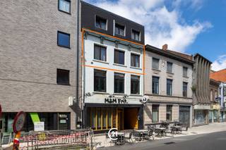 <p><span><span>Bent u op zoek naar een instapklaar appartement op een centrale ligging? Dan is dit volledig gerenoveerde appartement aan de Burchtstraat 29 bus 2 in Ninove zeker een bezoek waard.</span></span></p><p><span><span>Dit lichtrijke éénslaapkamerappartement werd in <strong>2023 volledig gerenoveerd</strong> en combineert hedendaags wooncomfort met een uitstekende ligging. De ruime leefruimte met open keuken vormt het hart van de woning en creëert een aangename, open sfeer waarin u zich meteen thuis voelt.</span></span></p><p><span><span>Dankzij de ligging in het centrum van Ninove bevinden winkels, horecazaken, openbaar vervoer en andere dagelijkse voorzieningen zich op wandelafstand. Bovendien is het appartement vlot bereikbaar, wat het zowel voor eigen bewoning als voor verhuur bijzonder interessant maakt.</span></span></p><p><span><span>Een extra troef zijn de bijzonder lage gemeenschappelijke kosten van slechts <strong>€ 16,67 per maand</strong>, waardoor u geniet van comfortabel wonen zonder hoge vaste lasten.</span></span></p><p><span><span>Kortom, een instapklaar appartement dat een centrale ligging, een recente renovatie en lage maandelijkse kosten perfect combineert. Ideaal voor starters, alleenstaanden, koppels of als interessante investering.</span></span></p><p><span><span><strong>Voor meer informatie of een bezoek, contacteer ons kantoor!</strong></span></span></p>
