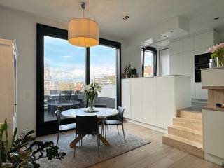 Lichtrijk en energiezuinig 2-slaapkamerappartement met terrassen in Antwerpen-Berchem<br /><br />Ontdek dit prachtig gerenoveerde en energiezuinige appartement gelegen in het hart van Oud-Berchem. Het appartement werd in 2020 volledig vernieuwd en afgewerkt volgens hedendaags comfort. Winkels, scholen, supermarkten en openbaar vervoer bevinden zich op wandelafstand. Ook het station Antwerpen-Berchem ligt op slechts 500 meter en dankzij de nabijgelegen invalswegen is er een uitstekende bereikbaarheid.<br /><br />GA NAAR WWW.DEBOERENPARTNERS.BE OM RECHTSTREEKS UW ONLINE AFSPRAAK IN TE PLANNEN<br /><br />Indeling:<br />Inkomhal, apart toilet met wastafel, ruime en lichtrijke leefruimte met aansluitend een volledig geïnstalleerde open keuken voorzien van inductiekookplaat, ingebouwde koelkast en diepvries, oven, microgolfoven en vaatwasser. Verder beschikt het appartement over een praktische berging met aansluiting voor wasmachine en droogkast.<br /><br />Het appartement telt twee slaapkamers, waarvan 1 voorzien van akoestische en verduisterende binnenluiken. De strak afgewerkte badkamer beschikt over een dubbele wastafel en een ruime inloopdouche.<br /><br />Daarnaast zijn er twee aangename terrassen, afgewerkt met plantenbakken en met een open en groen uitzicht.<br /><br />Bijzonderheden: <br />Volledig gerenoveerd in 2020<br />BEN-appartement<br />Vloerverwarming<br />Driedubbele beglazing<br />Zonneschermen<br />6 zonnepanelen<br />Twee terrassen<br />Gemeenschappelijke fietsenberging<br />Algemene kosten: €70 per maand voor onderhoud en gebruik van de gemeenschappelijke delen<br />Beschikbaar vanaf 01/12