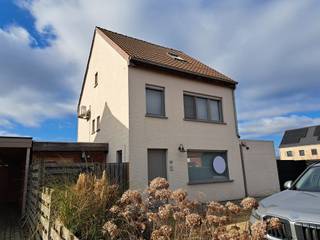 De renovatie van de woning werd afgerond in 2016. Je betreedt de woning via de inkomhal, welke toegang geeft tot de leefruimte, waarbij eetruimte...