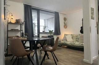 Surf naar www.abricasa.be en plan jouw verhuurafspraak in samen met onze digitale assistente Alice!Gezellig appartement met terras in centrum Antwerpen!Gezellig in te richten appartementje bestaande uit woonkamer met toegang tot het terras (9m²). De gerenoveerde keuken is uitgerust met inductie kookvuur, dampkamp en ijskast. De badkamer beschikt over een ruime douche, lavabo en toilet.Centraler kan dit fijne appartement niet gelegen zijn, achter de hoek van de Leopoldplaats en het bruisende Theaterplein waar je op zaterdag en zondag de gezellige markt hebt en vlakbij alle cafés en restaurants. Toch nood aan wat rust en groen? Het stadspark bevindt zich aan de overkant van de leien. Ook qua bereikbaarheid heb je het openbaar vervoer voor de deur alsook de invalswegen. - NIET GEMEUBELD- EPC: 285 kWh/m² UC: 2173735- Maandelijkse kosten: 100,- euro bevatten: Provisie: onderhoud en verbruik gem. delen - lift - syndicus - privatief water (elektriciteit = eigen meter)- Huurwaarborg: 2370,- euro (3 maanden huur)- Beschikbaar: 15/04/2026- Type contract: Bepaalde duur 1 jaar (verlengbaar)- Adres: Bourlastraat 15 - 2000 ANTWERPENWens je jouw huis, appartement, bouwgrond of opbrengsteigendom te verkopen? Op zoek naar een vastgoedmakelaar voor de verhuur of het beheer van jouw eigendom(men)? Bel ons voor een vrijblijvende afspraak op 03 259 04 04 of spring binnen op ons kantoor te Kasteelstraat 58 - 2000 Antwerpen! Je bent van harte welkom!