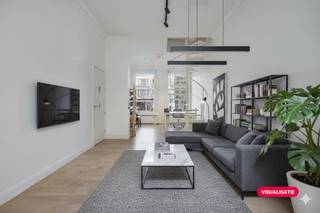 Dit duplex appartement van ca. 121m² te koop in Antwerpen is gelegen aan de Belgiëlei. Het appartement heeft 2 slaapkamers en een terras. Er is een extra ruimte die gebruik kan worden als bureau of derde slaapkamer. Dit ruime appartement heeft een toplocatie dankzij de centrale ligging. Tal van gezellige horeca en winkels liggen op wandelafstand. Bovendien zorgt de nabijheid van het openbaar vervoer en belangrijke invalswegen voor een makkelijke bereikbaarheid van en naar het appartement. Indeling:- grote leefruimte met open keuken en veel lichtinval- twee slaapkamers- badkamer met inloopdouche- apart toilet- vide die als bureau of extra slaapkamer kan dienen- ruime kelderberging- terras Troeven- veel lichtinval- volledig gerenoveerd in 2013- mogelijkheid tot het huren/aankopen van een autostaanplaatsDit appartement wordt te koop aangeboden voor een vraagprijs van 399.000 euro. Deze AI-visualisaties zijn bedoeld als inspiratie. Er werd geen rekening gehouden met technische specificaties, stedenbouwkundige voorschriften of de concrete mogelijkheden tot realisatie.Bent u geïnteresseerd in een appartement of woning te koop in Antwerpen? Aarzel dan niet om ons te contacteren. Had u graag uw eigen eigendom te koop aangeboden contacteer ons dan voor een vrijblijvende schatting, telefonisch op het nummer 03/206.76.76 of per mail naar antwerpen@dewaele.com. Voor alle vragen omtrent vastgoed kan u steeds bij ons kantoor in Antwerpen terecht!