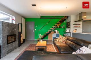 <p>Deze instapklare halfopen bebouwing is gelegen in een bijzonder rustige en kindvriendelijke wijk zonder doorgaand verkeer en geniet van een open uitzicht op de achterliggende weide. <br /><br />Tegelijk bevinden scholen, winkels en andere dagelijkse voorzieningen zich op korte afstand.</p>
<p>De woning is energiezuinig met een EPC-score B en beschikt over een ruime en lichtrijke leefruimte met open keuken die aansluit op de veranda.<br /><br />In de leefruimte vormt de speksteenkachel een extra troef, waar het bijzonder aangenaam vertoeven is tijdens de koudere maanden. <br /><br />Op het gelijkvloers bevindt zich daarnaast een praktische bureauruimte, een afzonderlijk gastentoilet en een inpandige garage.</p>
<p>Op de verdieping zijn er drie volwaardige slaapkamers, een badkamer uitgerust met zowel ligbad als douche en een tweede apart toilet. <br /><br />De zolder en inpandige garage zorgen voor extra bergruimte.</p>
<p>Buiten geniet u van een leuke, onderhoudsvriendelijke tuin met open zicht achteraan. <br /><br />Op de oprit is er plaats voor twee wagens en bovendien is de woning uitgerust met een regenwaterput van 5.000 liter.</p>
<p>Deze instapklare woning combineert een rustige ligging, met een uitstekende bereikbaarheid.<br /><br />Bel Top Vastgoed voor een bezoek op 0475 700 700</p>