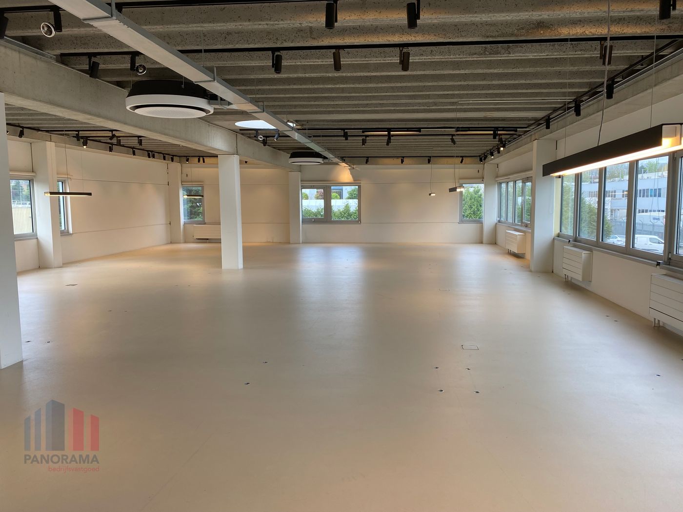 363 m² lichtrijke kantoren op 1 km van R0 - foto 4