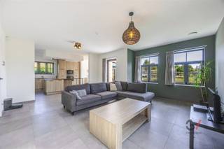 <p>Welkom in een woning waar je elke dag het gevoel krijgt dat je écht thuiskomt. Deze moderne en energiezuinige villa combineert een luxueuze afwerking met verrassend veel ruimte en licht.</p><p>De prachtige aanbouw met hoge plafonds is zonder twijfel een van de blikvangers van de woning. Hier geniet je van een indrukwekkend gevoel van openheid en een heerlijke connectie met de tuin. Met maar liefst 5 slaapkamers biedt deze villa alle ruimte voor een groot gezin, gasten of een thuiskantoor. Op de eerste verdieping bevinden zich 3 slaapkamers en 2 stijlvolle badkamers. De tweede verdieping herbergt nog 2 volwaardige slaapkamers.</p><p>Buiten begint het echte vakantiegevoel: een ingebouwd en verwarmd zwembad, omringd door groen en rust. Bovendien is er ook voldoende parkeergelegenheid aanwezig.</p><p>Hier word je wakker met zicht op groen, geniet je in alle privacy en kom je volledig tot rust. Een woning die niet alleen indruk maakt, maar vooral een plek is waar mooie herinneringen wachten om gemaakt te worden.</p><p>Zie jij jezelf hier al thuiskomen? Wacht dan niet langer en contacteer Lauren van Gilles Vastgoed via 0468/ 486 127 of email haar via lauren@gillesvastgoed.be</p><p>Een beeld zegt meer dan woorden … check hier ons filmpje op Instagram</p>