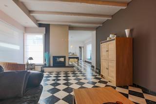 Handelspand (winkel) met woonst (3 slaapkamers, tuin...) en magazijntje van +/- 130m².