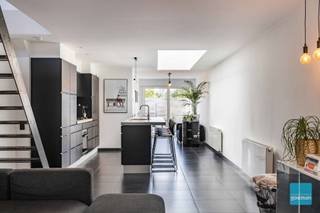 Te koop te Aalst!Gerenoveerde woning met 8 zonnepanelen, groendak en ruim terras in een rustige doodlopende straat vlakbij het centrum van Aalst.Op...