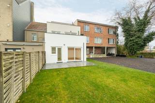 <p>MODERN GELIJKVLOERS APPARTEMENT IN BOOM MET TUIN EN TWEE SLAAPKAMERS</p><p>Dit uitstekende moderne gelijkvloers appartement bevindt zich vlakbij het prachtige groendomein "De Schorre" en biedt een ideale combinatie van comfort, stijl en praktische indeling. Met een bewoonbare oppervlakte van 93m² en een totale grondoppervlakte van 169m², beschikt dit appartement over alles wat u nodig heeft voor comfortabel wonen. Grote troef zijn de individuele meters waardoor de algemene kosten zeer beperkt zijn.</p><p>Het appartement omvat twee ruime slaapkamers, voorzien van laminaatparket vloeren die warmte en elegantie uitstralen. De eerste slaapkamer beschikt over een groot schuifraam naar de tuin. De tweede slaapkamer heeft een deur naar terras en tuin.</p><p>Via een ruime inkomhal komen we in de leefruimte met open keuken op mooie tegelvloer. De keuken beschikt over een afzuigkap, Siemens inbouwapparatuur en een praktische indeling met ruim werkblad.</p><p>De badkamer beschikt over een bad met douchewand, wastafel en alle noodzakelijke installaties. </p><p>Grote troef is de tuin van 91 m² met een leuk terras. </p><p>Het appartement beschikt over een zeer praktische en moderne lay-out met goede doorloopstromen en open plattegronden die de ruimte doet voelen. De witte muren en verlichting zorgen voor een lichte, uitnodigende sfeer.</p><p>Dit modern, eigentijds appartement in Boom is perfect voor koppels, jonge gezinnen of investeerders gezien de aparte meters.</p><p></p>