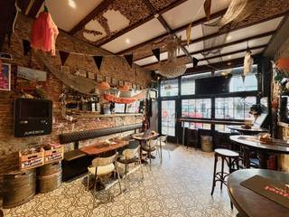 Gelegen in het hart van Antwerpen, op de levendige Paardenmarkt, vindt u dit karaktervolle handelshuis met een totale oppervlakte van ca. 135 m²...