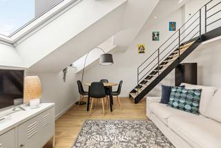 Voor meer info en foto’s, surf naar www.swevers.be – Op de derde verdieping van een verzorgd gebouw aan de Erasme Ruelensvest in Leuven bevindt zich dit instapklare appartement van 58 m². Dankzij de ligging vlak naast de ring en op korte afstand van het stadscentrum geniet je hier van een uitstekende bereikbaarheid, zowel richting Leuven als naar de belangrijkste invalswegen. De praktische indeling zorgt voor een aangenaam wooncomfort. Via de centrale inkomhal bereik je alle ruimtes. De leefruimte van 33,20 m² vormt het hart van het appartement en biedt voldoende plaats voor een gezellige zithoek en eethoek. Ingebouwde kasten zorgen hier voor extra opbergruimte. Aansluitend bevindt zich de functionele keuken van 8,46 m², ingericht langs twee zijden met voldoende werk- en kastruimte. Verder beschikt het appartement over een ruime slaapkamer van 16,32 m² en een tweede kamer van 8,25 m² die perfect dienst kan doen als bureau, logeerkamer of extra slaapkamer. De badkamer en het toilet zijn afzonderlijk ingericht, wat het dagelijkse comfort verhoogt. Daarnaast is er een praktische berging aanwezig. Extra troeven zijn de energiezuinige afwerking, de ingebouwde kasten, de airconditioning en de parlofoon. Het appartement is volledig instapklaar en biedt een aangename woonomgeving met alle voorzieningen binnen handbereik. Scholen, winkels, openbaar vervoer, restaurants en ontspanningsmogelijkheden bevinden zich op wandel- of fietsafstand, terwijl de snelweg vlot bereikbaar is. Een ideale opportuniteit voor alleenstaanden, koppels of investeerders die op zoek zijn naar een verzorgd appartement op een strategische locatie in Leuven. Voor meer informatie, bel 011 255 155. Bron bewoonbare oppervlakte: EPC – verslag.