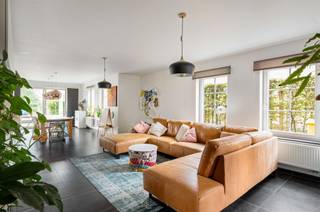 <p><span>Recente, perfect instapklare gezinswoning met verrassend ruime bewoonbare oppervlakte, </span><span>4 slaapkamers en ruime tuin, gelegen in het landelijke Ramsel.</span></p><p><span> </span></p><p><span>In deze ruime woning, gebouwd in 2015 en afgewerkt met kwalitatieve materialen, is elke vierkante meter optimaal benut. Op het gelijkvloers zorgen een lichtrijke leefruimte en de open keuken voorzien van alle comfort, voor een ideale leefomgeving waar het aangenaam is om te vertoeven en mensen te ontvangen. Een bureau/speelruimte voor de kinderen, een gastentoilet en een ruime berging maken het geheel beneden compleet. </span></p><p><span> </span></p><p><span>Op de eerste verdieping geeft de nachthal toegang tot de 3 slaapkamers en de badkamer met ligbad, douche en toilet. Op de 2de verdieping bevindt zich een slaapkamer met dressing, een bureauruimte en een bergzolder.</span></p><p><span> </span></p><p><span>Buiten is het heerlijk vertoeven in de zuidoost-gerichte, aangename tuin, met ruim bijgebouw. De ruime oprit zorgt voor voldoende parkeergelegenheid. </span></p><p><span>En tot slot is de woning voorzien van alle moderne technieken zoals ventilatie, zonnepanelen, thuisbatterij en laadpaal.</span></p><p><span> </span></p><p><span>Een unieke kans voor wie een ruime woning zoekt gelegen in een landelijke omgeving, maar toch goed bereikbaar via belangrijke invalswegen. </span></p><p><span>Kom de troeven ter plaatse ontdekken.</span></p><p><span> </span></p><p><span>Bezoeken mogelijk op afspraak: 015/755 444 of <span>info@immovercammen.be</span></span></p><p><span>Beschikbaarheid overeen te komen (+- najaar 2026).</span></p><p><span> </span></p>