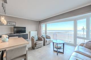 L'appartement dispose d'un très beau salon ouvert avec de grandes fenêtres, d'une cuisine équipée avec une vue magnifique sur la mer. Il y a...