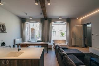 Dit unieke appartement bevindt zich in een prachtig gerenoveerde hoeve die haar historische charme heeft behouden, terwijl ze werd omgetoverd tot een eigentijdse en luxueuze woonomgeving. Hier genieten toekomstige bewoners van comfort, rust en een uitzonderlijk groen kader.<br />Kasteelhoeve de Beauffort is gelegen in een sfeervolle omgeving, omringd door weelderige natuur en prachtige wijngaarden. Dit alles binnen handbereik van het levendige centrum van Linden en op slechts een steenworp van het bruisende Leuven en zijn universiteiten.<br />Het appartement beschikt over een inkomhal die toegang geeft tot de bijzonder ruime en lichtrijke woonkamer met open keuken. De royale leefruimte biedt voldoende plaats voor zowel een gezellige zithoek als een volwaardige eetplaats. Een absolute troef is de privatieve tuin van ca. 40 m², waar u in alle rust kunt genieten van de groene en karaktervolle omgeving van de kasteelhoeve. Verder beschikt het appartement over een ruime slaapkamer met aansluitend een aparte dressing-/bureauruimte, ideaal als dressing of thuiswerkplek. De badkamer is uitgerust met een inloopdouche, dubbele wastafel en toilet. Daarnaast is er een praktische afzonderlijke berging voorzien.<br />Huurprijs: €1.490/maand + €100 provisie voor verwarming, onderhoud van de gemeenschappelijke delen en tuin. Water en elektriciteit zijn voorzien van aparte tellers.<br />Gunstig EPC: 166 kWh/m² (label B). Interesse in dit pand? Neem gerust contact met ons op voor meer informatie of om een bezoek in te plannen via info@homies.be.