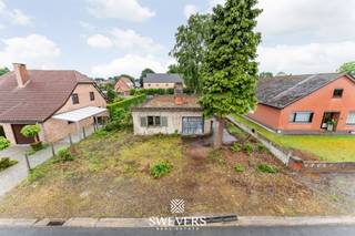 Voor meer info en foto’s, surf naar www.swevers.be – In de rustige Cardijnstraat 28 in Houthalen-Helchteren bevindt zich deze interessante bouwgrond van 7 are 60 ca, ideaal voor wie een nieuwbouwwoning volledig naar eigen wens wil realiseren.<br />Op het perceel staat momenteel een afgebrande en onbewoonbare woning. Dit biedt echter een belangrijk financieel voordeel, aangezien u bij sloop- en wederopbouw kan genieten van het verlaagde btw-tarief van 6% in plaats van 21% (indien u aan de voorwaarden voldoet). Daarnaast werden reeds waardevolle voorbereidende onderzoeken uitgevoerd. Zo bevestigde een sonderingsonderzoek de stabiele ondergrond en werd een nieuwe opmeting door een landmeter uitgevoerd. Het perceel geniet van een gunstige zuidoriëntatie, waardoor u optimaal profiteert van natuurlijke lichtinval en een zonnige tuin. Met een breedte van 18 meter en een diepte van 43 meter biedt deze bouwgrond uitstekende mogelijkheden voor een open bebouwing. Dankzij de royale perceelbreedte kan een gevelbreedte tot 12 meter worden voorzien. Gelijkvloers mag tot 17 meter diep gebouwd worden en op de verdieping tot 12 meter. Zowel een moderne woning met plat dak als een woning met hellend dak zijn mogelijk. Ook een vrijstaande of inpandige garage, carport en kelder kunnen perfect geïntegreerd worden in het ontwerp.<br />De ligging combineert rust met een vlotte bereikbaarheid. Scholen, openbaar vervoer, winkels en ontspanning bevinden zich in een straal van 1 à 2km. Ook de snelweg ligt op slechts 5 km afstand, wat zorgt voor een goede verbinding met omliggende gemeenten en steden. Voor meer informatie, bel 011 255 155.