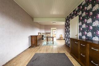 <span><strong>Landelijk gelegen half open woning met garage/bijgebouw op 610 m² grond.</strong><br /><br /><strong>Indeling gelijkvloers:</strong><br />Inkomhal met trapopgang. Vanuit de inkomhal betreedt u de ruime woonkamer en keuken voorzien van een degelijke inrichting met diverse apparatuur. achter de keuken is er een veranda en er is tevens een toilet, badkamer met douche en wastafel en een wasplaats.<br /><br /><strong>Indeling eerste verdieping:</strong><br />De trap in de inkomhal brengt u naar de eerste verdieping met 2 slaapkamers .<br /><br /><strong>Garage/bijgebouw:</strong><br />Ruime garage/werkhuis gelegen achteraan het perceel.<br /><br /><strong>Tuin:</strong> <br />Ruime tuin te bereiken via oprit.<br />Aan één kant is er fraai uitzicht over de velden.<br /><br /><strong>Bijzonderheden:</strong><br />- Gunstige ligging in een groene omgeving nabij voorzieningen.<br />- Verwarming d.m.v. radiatoren op stookolie ( aardgas aan wezig in straat)<br />- Renovatieplicht is van toepassing<br /></span>