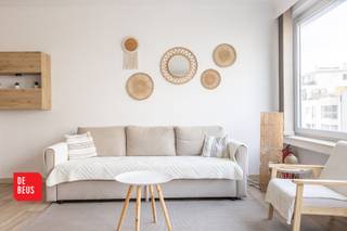 - Zéér verzorgde, gerenoveerde studio<br />- Meubelen inbegrepen in de prijs<br />- Topligging, met zeezicht vanuit de woonkamer<br /><br />Deze gerenoveerde studio is gelegen op de 7e verdieping in residentie "Mondial". U geniet van fantastisch zeezicht vanuit de woonkamer. Bovendien is deze studio zéér centraal gelegen, op wandelafstand van alle winkels en horecazaken, pal aan het strand, vlot bereikbaar via het openbaar vervoer, ...<br />Perfect voor wie op zoek is naar een charmante, rustige plek aan de kust zonder afstand te doen van het stadsleven. <br /><br />Indeling: inkomhall, lichtrijke woonkamer met fantastisch zicht die voorzien is van een uitklapbed en zetelbed, ingerichte keuken, badkamer met inloopdouche en toilet. <br />Privatieve kelderberging inbegrepen.<br /><br />Deze studio wordt gemeubeld verkocht. Momenteel ingericht om met 4 personen te kunnen overnachten! <br /><br />EPC 106/kWh U.C. 2706875<br /><br />Alle info en bezoeken via Immo De Beus 059 510 300