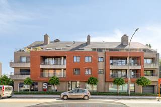 This ready-to-move-in apartment from 2002, near Ghent University Hospital, is located on the third and fourth floors of a decent building.With a living area of 151 m² and a terrace of approximately 10 m², the apartment offers a practical layout over two plateaus. On the first floor, there is a first bedroom and a first bathroom. The toilet is separate. The living space is centrally located in the apartment and leads into the spacious, bright kitchen, which is accompanied by a conveniently concealed, functional storage room. The terrace with a view of greenery is accessible via the kitchen.The top floor includes the second and third bedrooms and a second bathroom. The second toilet is also located here. The apartment has a basement storage room. The parking space can be purchased more for €25,000Register of measures: no