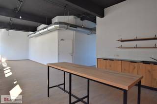 Espace bureau spacieux et lumineux de 81m² situé au 2ième étage dans un immeuble récent avec ascenseur et bien sécurisé (vidéosurveillance)...