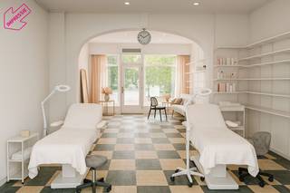 Deze karaktervolle ruimte in het centrum van Borsbeek combineert zichtbaarheid, charme en comfort. Grote etalage, veel licht, en... parkeren?...