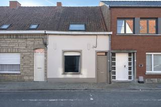 Deze rijwoning met zonnige, diepe tuin en praktische uitweg achteraan via een voetweg is centraal gelegen in het centrum van Ingelmunster met...