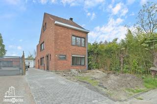 Ruime, halfopen woning in de stadsrand van Sint-Niklaas. De gelijkvloerse verdieping omvat een inkomhal met gastentoilet, een leefruimte,...