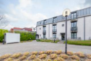 <p>In de Jan Sonnevillestraat, op een steenworp van het Technologiepark in Zwijnaarde, bevindt zich Residentie Hertooien. Dit kleinschalige appartementsgebouw omvat drie wooneenheden en kenmerkt zich door een eenvoudige structuur en een rustige ligging. Gezien de kleinschaligheid van het gebouw is er geen syndicus aanwezig, wat het beheer overzichtelijk houdt en de gemeenschappelijke kosten tot een minimum beperkt.</p>
<p>Ieder appartement in de residentie beschikt over één slaapkamer en een logische indeling. De inkomhal geeft toegang tot de leefruimte met een open, ingerichte keuken die voorzien is van een koelkast, microgolfoven, kookplaat en dampkap. Verder beschikt elke unit over een eigen inkomhal, een praktische berging en een badkamer met toilet. Twee van de appartementen zijn uitgerust met een douche, terwijl één appartement beschikt over een ligbad.</p>
<p>Door de onmiddellijke nabijheid van het Technologiepark, de universiteitscampussen en de vlotte verbinding met de E17/E40, biedt dit pand een sterke investeringsopportuniteit. De constante vraag naar kwalitatieve één-slaapkamerappartementen door jonge professionals en onderzoekers in deze regio garandeert een stabiele verhuurbaarheid en een gunstig rendementspotentieel.</p>
<p>1 bovengrondse parkeerplaats beschikbaar tegen meerprijs (10.000€).</p>
<p>EPC 93: C (294 kWh / (m² jaar) certinummer: 20231118-0003043506-RES-1<br />EPC 97: F (1448 kWh/ (m² jaar) certinummer: 20220512-0002602585-RES-1</p>