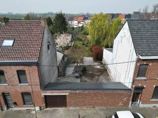 We Invest vous propose ce terrain à bâtir idéalement situé à la rue des Champs à Braine-le-Comte proche de toutes les commodités et de la gare. <br />Superficie : +- 527 m2<br />Largeur de terrain : +- 11,05 m <br />Profondeur de terrain : +- 46,80 m<br />Prix indicatif de 160.000 € (sous réserve d'acceptation des propriétaires)<br />Vente du lot n°1. <br />Informations et visites : contactez Valentin au 0499/14.21.98 ou par mail valentin.s@weinvest.be