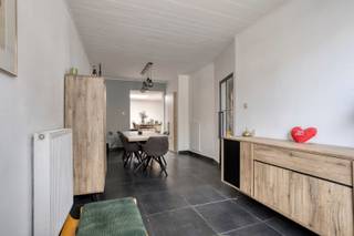 Deze gezellige rijwoning te Sint-Katelijne-Waver heeft 3 tot 4 slaapkamers en werd doorheen de jaren goed onderhouden. <br /><br />De woning bestaat op het gelijkvloers uit een inkomhal met van daaruit de toegang tot de lichtrijke eetplaats, waar bovendien voldoende ruimte is om er een bureau of speelhoek te voorzien. De keuken ligt centraal tussen de eetplaats en de woonkamer. De veranda zorgt voor veel lichtinval en voor een mooie connectie met de tuin. Er is verder ook nog een badkamer met toilet op het gelijkvloers, en een zij-ingang met de mogelijkheid om er fietsen te plaatsen. <br /><br />Op de eerste verdieping zijn er 3 slaapkamers en is er een tweede badkamer. Op de tweede verdieping is er nog de mogelijkheid om er een vierde slaapkamer te voorzien. <br /><br />De woning heeft een gunstige EPC C-label, de elektriciteit is conform gekeurd en de woning werd asbestveilig verklaard. <br /><br />Pandenjagers is een innovatief vastgoedkantoor en kiest bewust voor een unieke en transparante aanpak. Bij ons bestaat de totale aankoopprijs altijd uit twee duidelijke onderdelen: de adviesprijs die bovenaan in de advertentie vermeld staat, plus onze vaste commissie van 10.000 euro incl. BTW. Dankzij deze open prijsstructuur krijgt u als koper vanaf het eerste moment een eerlijke inkijk hoe de totale prijs van het pand tot stand is gekomen. <br /><br />Interesse? Contacteer ons via 015/677.000 of info@pandenjagers.be.