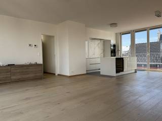 Welkom in deze penthouse gelegen in het hart van Mechelen en deel uitmakende van site Huygebaert! Het appartement beschikt over een stijlvolle open leefruimte met een uitgeruste keuken die voorzien is van hoogwaardige inbouwapparatuur, waaronder een elegante marmeren keukenachterwand en een geïntegreerde wijnkoeler. De moderne keukenopstelling biedt veel comfort en functionaliteit voor diegenen die graag koken.De ruimte wordt verlicht door grote raampartijen die veel natuurlijk licht naar binnen laten en een uitstekend uitzicht bieden over de daken en het historische centrum van Mechelen. Dit geeft het appartement een zeer aangename en luchtige sfeer. Het appartement beschikt verder over 3 slaapkamers met inbouwkasten, dressing, een badkamer en een douchekamer. Verder is er een inkomhal met bureel en aansluitend wasplaats. De vloeren zijn afgewerkt met parket, wat zorgt voor een gezellige warme sfeer. Een absolute highlight is het ruime terras op het dak met uitzicht over Mechelen. Dit is een perfecte plek om te ontspannen en te genieten van het buitenleven in het hartje van de stad.Dit appartement is ideaal voor wie op zoek is naar modern wooncomfort in een authentieke en levendige stadskern.Verder beschikt het appartement nog over een ondergrondse parking en kelderberging.
