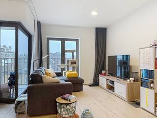 Oude Vestingstraat 2: Dit modern appartement is gelegen op de vierde verdieping en heeft volgende indeling: 

Lichtrijke leefruimte met open keuken, berging met aansluiting wasmachine, badkamer met bad-douchecombinatie, slaapkamer, terras.
Parkeerplaats en kelderberging inbegrepen in de huurprijs. 

€700 + €80 (exclusief EGW)
Beschikbaar vanaf 15/05