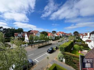 Ideaal gelegen, ongemeubeld, hoek appartement in een kleinschalige villa-residentie, dit op enkel stappen van het Albertplein, het strand en de winkels in het Zoute. <br />Indeling: Inkom met gastentoilet, vestiaire en berging. Zonnige woonkamer met grote schuiframen en terras.<br />Aparte, volledig ingerichte keuken. Achteraan 2 volwaardige slaapkamers met eigen badkamer. <br />Zowel vooraan als achteraan zeer mooie zonneterrassen met open zichten over het Zoute. <br />Het appartement is uitgerust met een veiligheidsdeur.<br />Inpandige, gemakkelijk inrijdbare, ruime garagebox op niveau -1 en een gemeenschappelijke fietsenberging. <br />Privatieve kelderberging inbegrepen.<br /><br /><br />Huurprijs: EUR 1.975 + vaste syndickost: EUR 100 per maand + Garagebox: EUR 200 per maand.