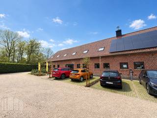 Unieke kantoorruimte van 375 m² te huur in een <strong>authentieke hoevestijl</strong>. De locatie is strategisch gelegen in Sint-Amandsberg en vlakbij de <strong>R4</strong>, wat zorgt voor een uitstekende bereikbaarheid. Op slechts 150 meter bevindt zich een bushalte, waardoor het gebouw ook vlot bereikbaar is met het openbaar vervoer.<br /><br />De ruimte bestaat uit 290 m² kantoorruimte aangevuld met 85 m² gemeenschappelijke ruimte. Deze casco kantoorruimte biedt de ideale basis om volledig <strong>naar eigen wens en noden in te richten</strong>. Dankzij de vele raampartijen geniet het kantoor van veel natuurlijk licht en een aangename werksfeer. De kantoorruimte wordt nog verder afgewerkt met basisverlichting, tapijttegels en kabelgoten in functie van de bedrijfsvoering. Verder bevindt de site zich in een rustige, <strong>groene buitenomgeving</strong> en zijn er 6 private <strong>parkeerplaatsen </strong>die bij te huren zijn.<br /><br />Voor meer informatie, plannen of een vrijblijvend plaatsbezoek, contacteer <strong>PANORAMA B2B GENT KANTOREN</strong> op het nummer <strong>0477 39 30</strong>.