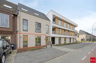 <p>NIEUWBOUW TE KOOP ONDER REGISTRATIERECHTEN<br />Ontdek dit prachtig nieuwbouwappartement (bouwjaar 2025, waarbij de verkoop mogelijk is onder registratierechten ipv BTW), gelegen aan de Handelslei 268 te Zoersel. <br /><br />Dit stijlvolle gelijkvloers appartement combineert hedendaags comfort met een praktische indeling en een aangename buitenruimte, ideaal voor wie op zoek is naar rustig en kwalitatief wonen.</p>
<p>Met een bewoonbare oppervlakte van ca. 90 m² beschikt het appartement over een lichtrijke leefruimte met grote raampartijen en een volledig open, ingerichte keuken. De grote glaspartijen zorgen voor een aangename lichtinval en een mooie, directe connectie met het terras en de privatieve zuidoostgerichte tuin, waar u optimaal kan genieten van de zon en het buitenleven. <span>Verder kunt u binnen dit project genieten van een grote gemeenschappelijke tuin.</span></p>
<p>Het appartement omvat twee volwaardige slaapkamers, een moderne badkamer met inloopdouche en lavabo, een apart gastentoilet en een praktische berging met aansluiting voor wasmachine en technieken. De indeling is doordacht en biedt een comfortabele woonervaring met voldoende opbergruimte.</p>
<p>Daarnaast is het appartement bijzonder energiezuinig dankzij de aanwezigheid van een warmtepomp en zonnepanelen, wat bijdraagt aan een duurzame woonomgeving.</p>
<p>Een bijkomende troef is dat dit appartement wordt verkocht onder registratierechten.</p>
<p>Tot slot is er een ondergrondse autostaanplaats met bijhorende berging verplicht aan te kopen voor €33.000<br /><br />Voor een bezoek of meer info, contacteer Arno via arno@reds.be of 04 98 66 21 41</p>