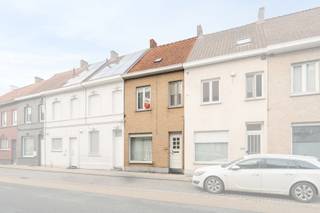 Ontdek deze gezellige gezinswoning nabij het centrum van Izegem.<br /><br />De indeling van de woning is als volgt:<br />Op het gelijkvloers:<br />- Inkomhal<br />- Leefruimte<br />- Geïnstalleerde keuken<br />- Badkamer<br />- Zonnig terras met berging<br />Op de verdieping:<br />- Nachthal<br />- 2 slaapkamers<br />- Zolder via vaste trap<br /><br />- Droge kelder<br /><br />Er is mogelijkheid tot aankopen van een garagebox in de Roeselaarsestraat 242. <br /><br />De voornaamste pluspunten van de woning zijn:<br />+ Elektriciteit conform<br />+ Verwarming op gas<br />+ Centrale ligging<br /><br />Plan snel uw bezoek in via www.albert.immo of bel naar Angelique op 0484/74 25 68.