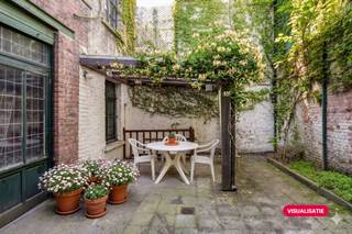 Prachtige herenwoning (voormalig advocatenkantoor) te koop in Sint-Jans-MolenbeekBent u op zoek naar een ruim pand met karakter en talloze mogelijkheden? Deze indrukwekkende herenwoning, voorheen in gebruik als advocatenkantoor biedt een zee aan ruimte.Indeling van het pand:Gelijkvloers:Ruime slaapkamer of leefruimte (27 m²)Tweede leefruimte (26 m²)Derde leefruimte (18 m²)KeukenBinnenkoer (38 m²)Eerste verdieping:Slaapkamer 1 (26 m²)Slaapkamer 2 (26 m²)Bureau of Slaapkamer 3 (11 m²)Praktische bergingTweede verdieping:Slaapkamer 4 (27 m²)Slaapkamer 5 (26 m²)Bureau, dressing of recreatieruimte (8 m²)BadkamertoiletZolderverdieping:Slaapkamer 6 (28 m²)Slaapkamer 7 (10 m²)Extra zolderruimteKelder: De woning is volledig onderkelderd.Stedenbouwkundige inlichtingen:Bestemming: Eengezinswoning. Gelegen in structurerende ruimte, gebied van culturele, historische, esthetische waarde of voor stadsverfraaiing (GCHEWS), typisch woongebied. Erfgoed: Het goed is ingeschreven op de Inventaris van het Bouwkundig Erfgoed van het Brussels Hoofdstedelijk Gewest. Verkavelingsvergunning: NeenVoorkooprechtperimeter: NeenVoorkeurrecht voor de huurder: NeenEPC-waarde: G- 403 kWh/m²/jaar Verwarming: Aardgas Elektriciteit: Niet conform keuringVraagprijs: € 585.000Interesse?Totale huuropbrengsten: 44.880 euro/jaarHeeft u interesse in deze unieke woning of wenst u een bezichtiging in te plannen? Aarzel niet en dien uw aanvraag in via onze website: Dewaele.com.DISCLAIMER: Sommige afbeeldingen in deze presentatie zijn met AI gegenereerd om het potentieel van het pand te illustreren. Ze tonen niet de exacte, huidige staat. Aan deze beelden kunnen geen rechten worden ontleend.