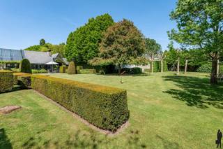 Unieke villa met binnenzwembad, vijver, polyvalente ruimte en garage op 15.399m² te Lier/Koningshooikt. <br /><br />Algemeen:<br />- Mooie villa met binnenzwembad<br />- Gelegen op een prachtig perceel van 15.399 m²<br />- Achtergelegen polyvalente ruimte (ca. 315m²)<br />- Achtergelegen garage/magazijn met aparte ingang (ca. 611 m²)<br />- Conciërgewoning (ca. 105m²) boven polyvalente ruimte<br />- Grote vijver<br />- Woning is deels verbouwd in 2006<br />- Keuken vernieuwd in 2021<br />- Nieuw dak op bijgebouw in 2024<br />- Top EPC score: 120 kWh/m²/jaar (label B)<br />- 102 zonnepanelen op het magazijn<br />- Prachtige orangerie met bbq/haard<br /><br />Indeling:<br />De kwalitatieve villa gelegen met grote leefruimte, eetkamer, keuken, binnenzwembad, bar, sauna, grote tuinkamer/orangerie,... Deze villa beschikt over een mooi aangelegde tuin met grote vijver. Op de eerste verdieping van de woning zijn 5 slaapkamers en 3 badkamers gelegen. In de slaapkamers is bovendien ook airco aanwezig. <br /><br />Daarnaast is er een verbinding op het gelijkvloers tussen de woning en de polyvalente ruimte en het magazijn. Momenteel is het eerste deel ingericht als feestzaal met een bar en verschillende bergingen + garage. De feestzaal heeft een prachtig zicht op de vijver. Achteraan is een groot magazijn aanwezig, deze is toegankelijk via een poort en een aparte in- en uitrit aan de straatkant.<br />Boven de polyvalente ruimte is een conciërgewoning van ca. 105 m² met 2 slk, badkamer, leefruimte met open keuken en terrasje.<br /><br />Voor de exacte indeling bekijk de plannen op onze website.